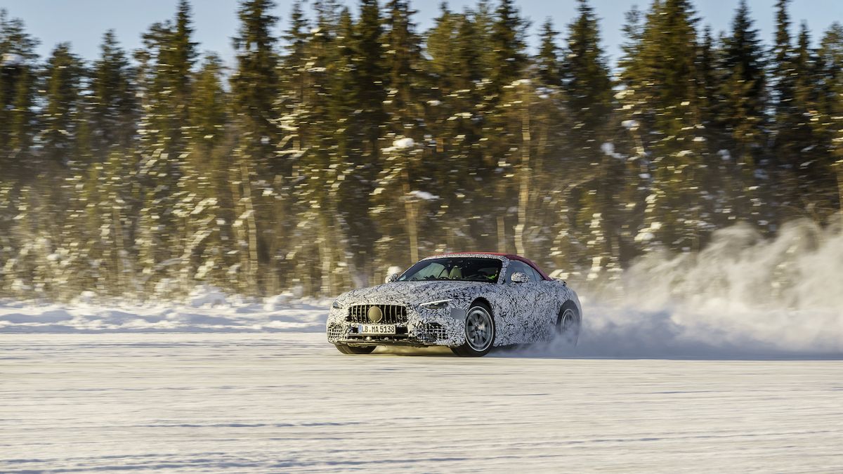 Nový Mercedes SL se blíží, tradiční roadster se ukazuje při testování na sněhu